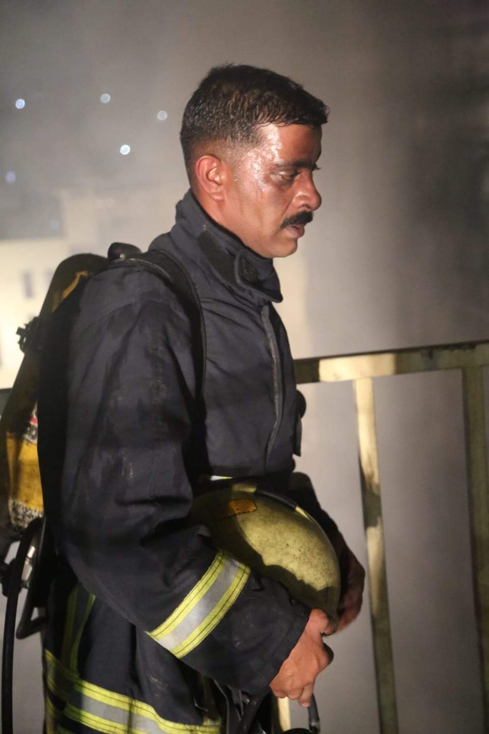 شاهدوا بالصور كيف تعامل النشامى مع حريق مصنع اسفنج الزهور