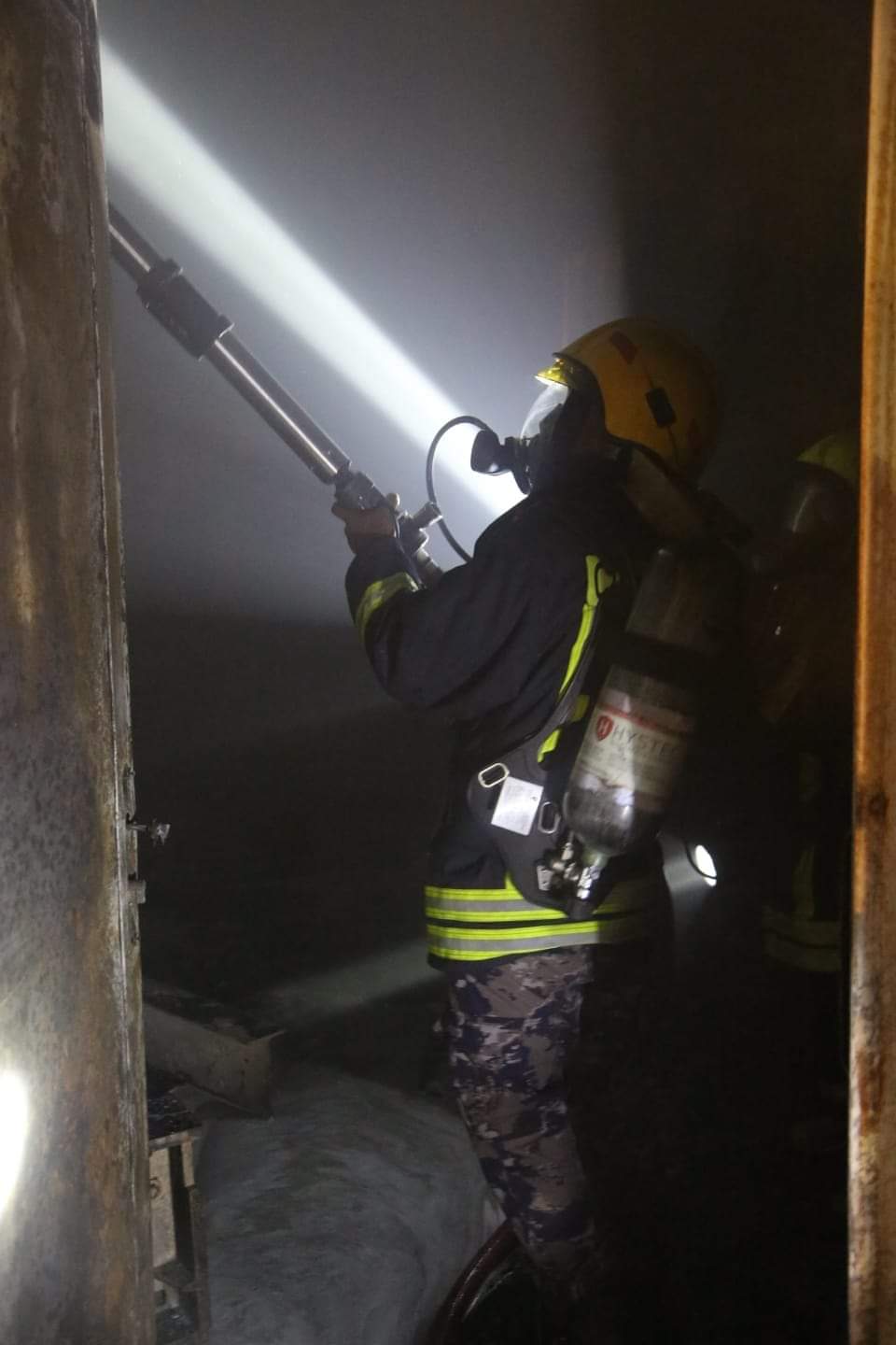 صورة حول : شاهدوا بالصور كيف تعامل النشامى مع حريق مصنع اسفنج الزهور شاهدوا بالصور كيف تعامل النشامى مع حريق مصنع اسفنج الزهور