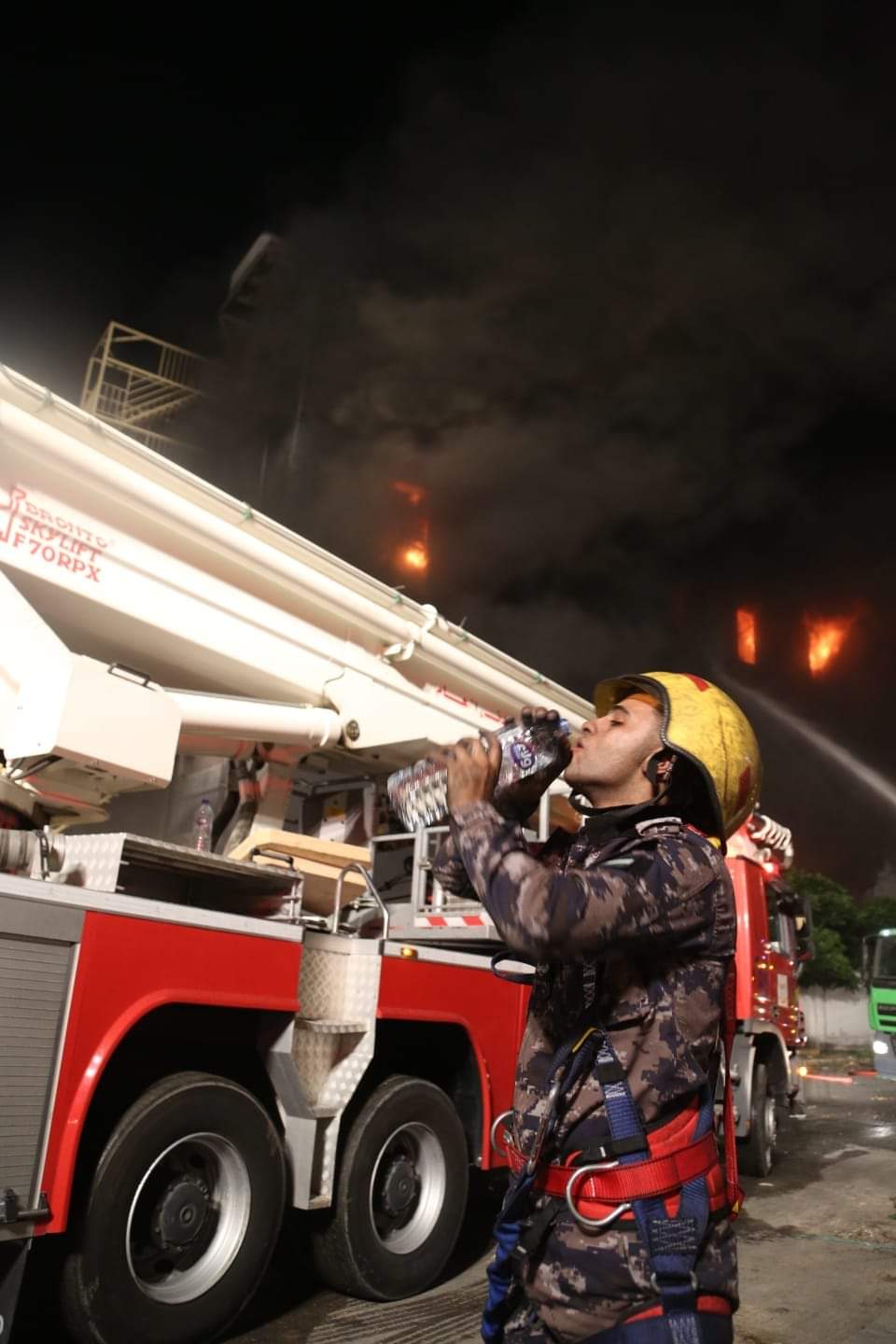 شاهدوا بالصور كيف تعامل النشامى مع حريق مصنع اسفنج الزهور