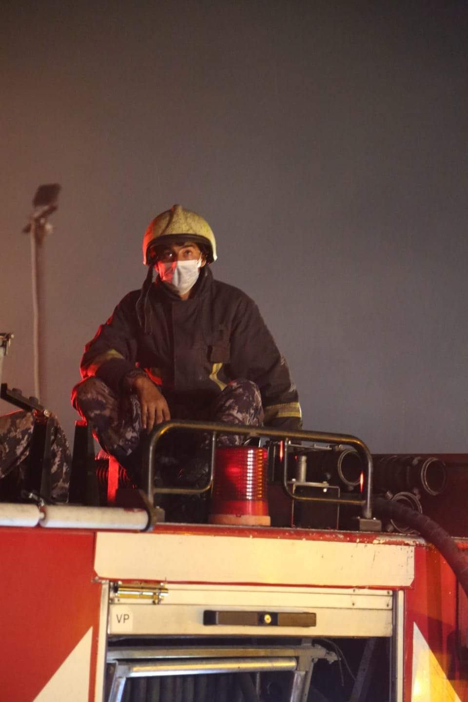 شاهدوا بالصور كيف تعامل النشامى مع حريق مصنع اسفنج الزهور