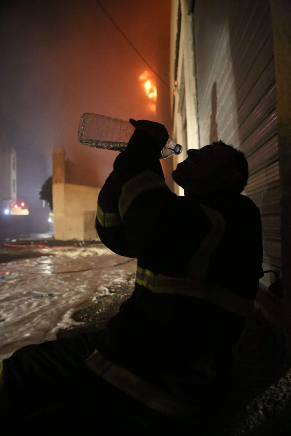 شاهدوا بالصور كيف تعامل النشامى مع حريق مصنع اسفنج الزهور