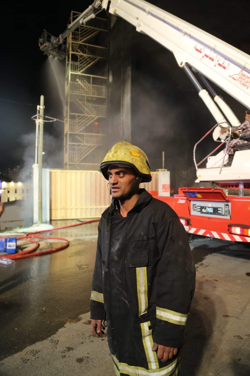 شاهدوا بالصور كيف تعامل النشامى مع حريق مصنع اسفنج الزهور