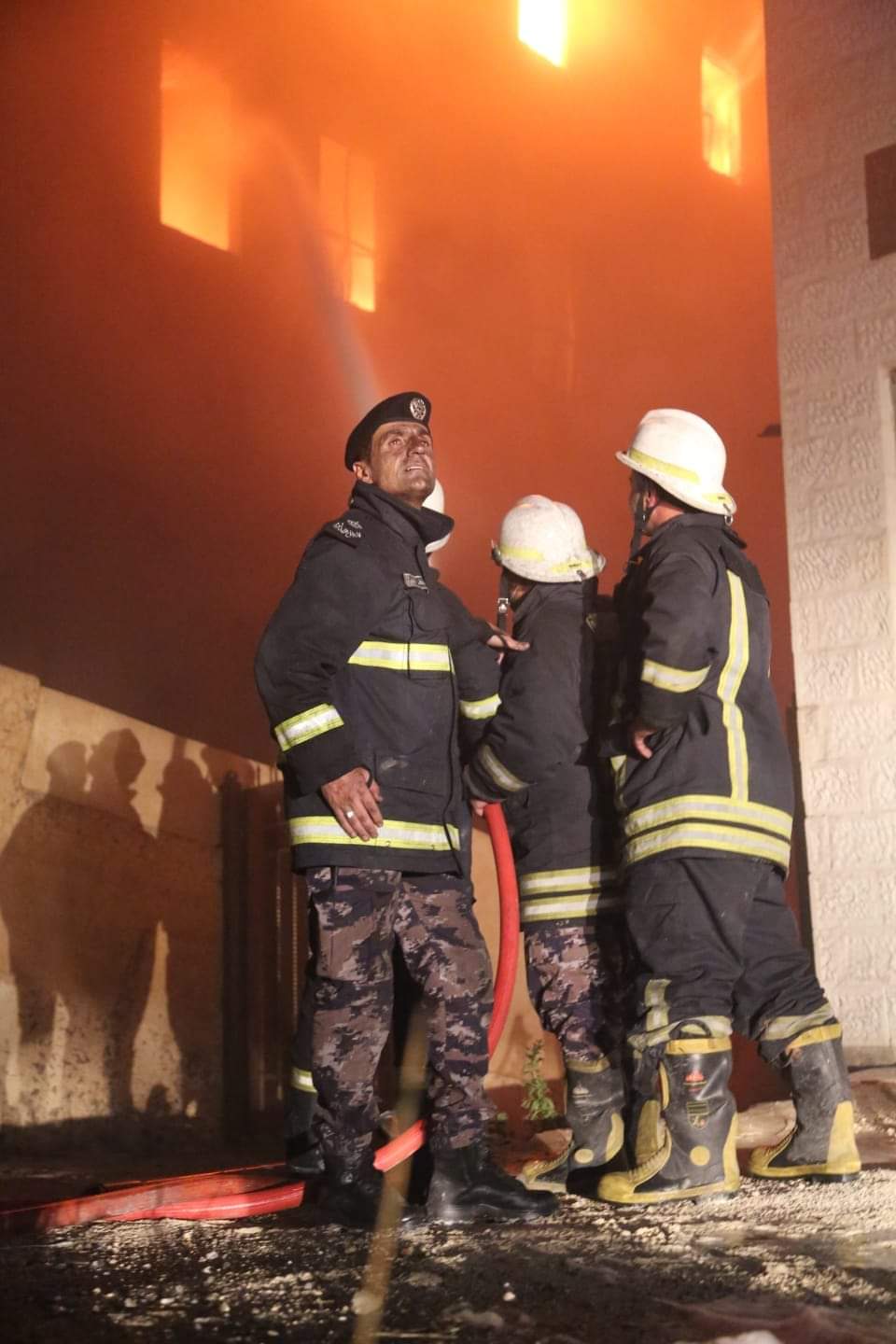 شاهدوا بالصور كيف تعامل النشامى مع حريق مصنع اسفنج الزهور