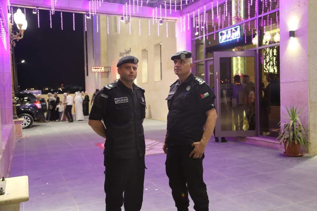 شاهدوا بالصور كيف تعامل النشامى مع حريق مصنع اسفنج الزهور