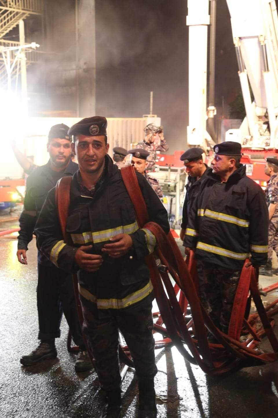 شاهدوا بالصور كيف تعامل النشامى مع حريق مصنع اسفنج الزهور