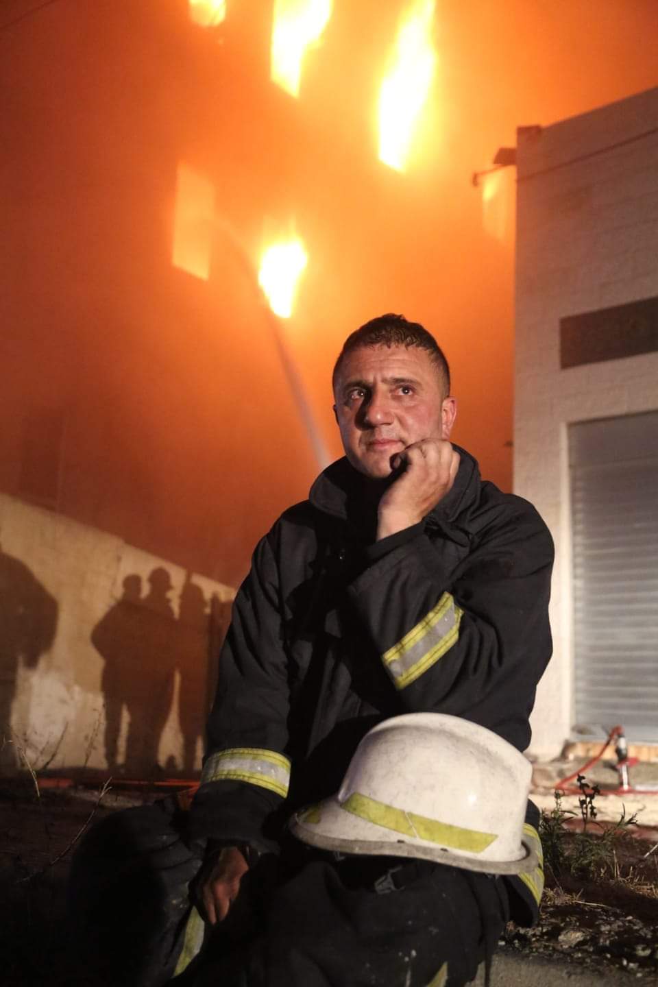 صورة حول : شاهدوا بالصور كيف تعامل النشامى مع حريق مصنع اسفنج الزهور شاهدوا بالصور كيف تعامل النشامى مع حريق مصنع اسفنج الزهور