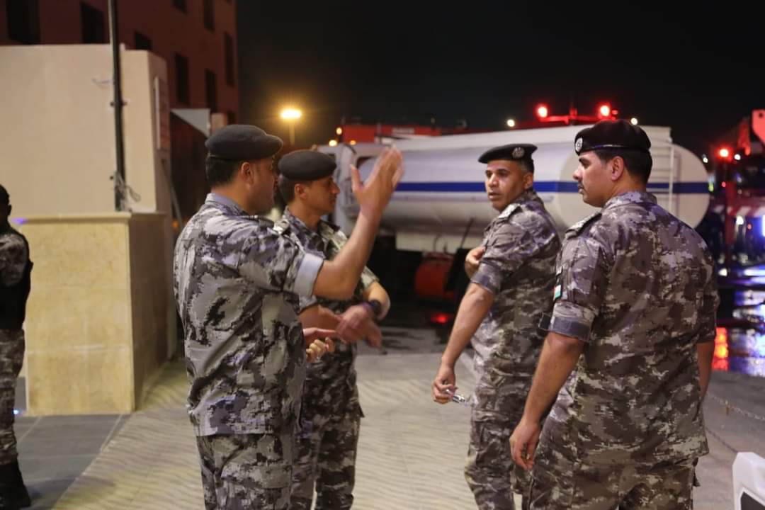 شاهدوا بالصور كيف تعامل النشامى مع حريق مصنع اسفنج الزهور