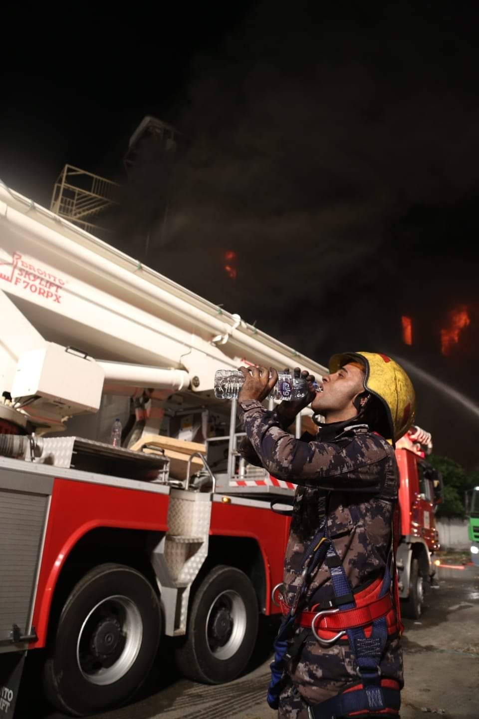 صورة حول : شاهدوا بالصور كيف تعامل النشامى مع حريق مصنع اسفنج الزهور شاهدوا بالصور كيف تعامل النشامى مع حريق مصنع اسفنج الزهور