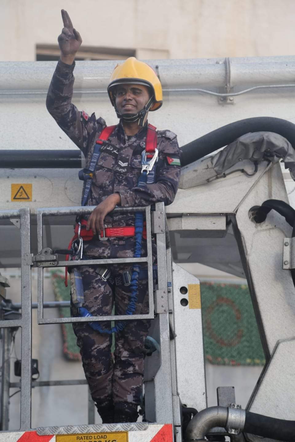 شاهدوا بالصور كيف تعامل النشامى مع حريق مصنع اسفنج الزهور