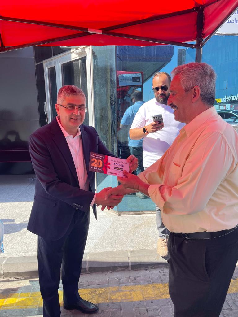 20 رابح و 8000 دينار شهرياً ضمن حملة 20 عام من العطاء مع المناصير للزيوت والمحروقات .. بالصور تسليم الرابحين بالسحب الرابع الهدايا