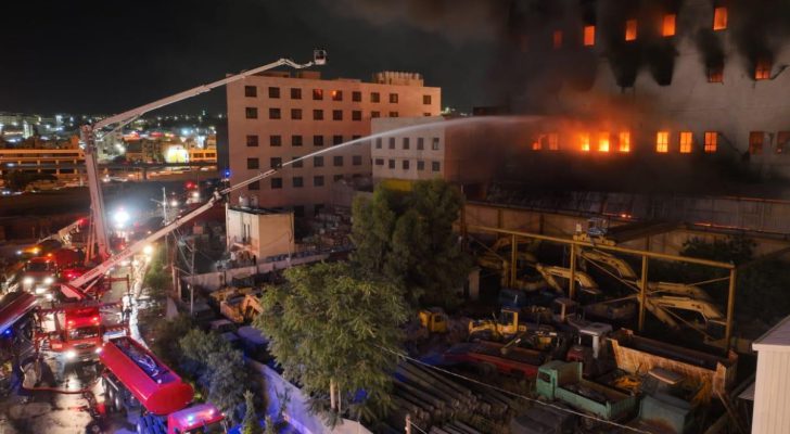 شاهدوا بالصور كيف تعامل النشامى مع حريق مصنع اسفنج الزهور