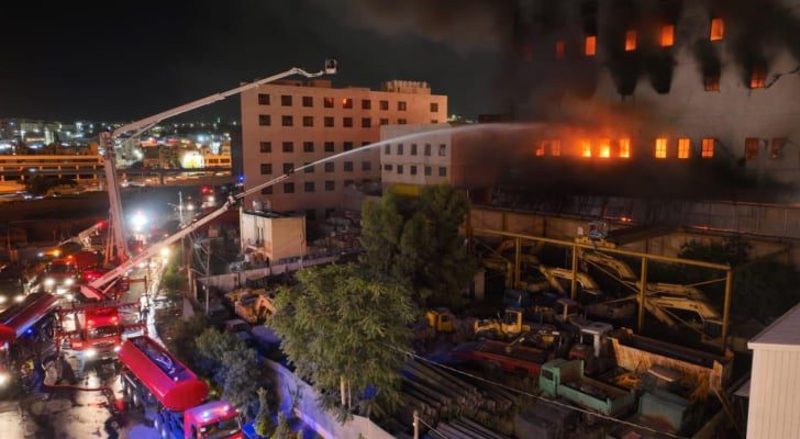 الأمن العام: انهيار أجزاء من مصنع الاسفنج بفعل الحريق ولا إصابات