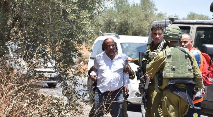 الاحتلال يحتجز الوزير مؤيد شعبان