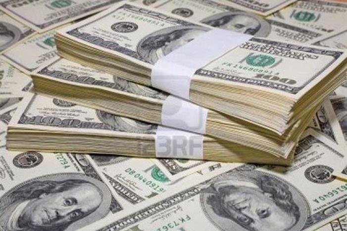 الدولار قرب أدنى مستوى في عام