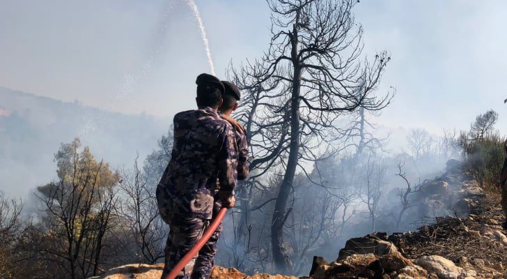 السيطرة على حريق أعشاب جافة وأشجار حرجية في محافظة عجلون