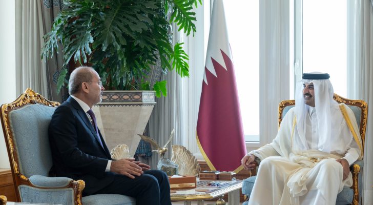 الصفدي يسلم أمير قطر رسالة من الملك