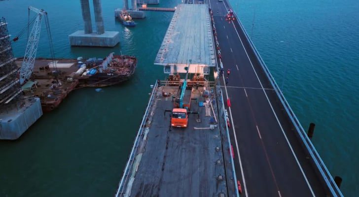 انفجارات عنيفة تهز القرم وروسيا توقف الحركة