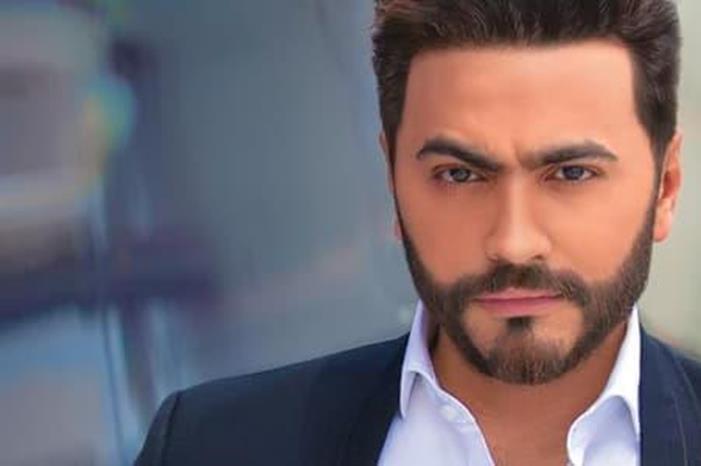 تامر حسني يداعب جمهوره ومتابعيه ويصفهم بالأشرار