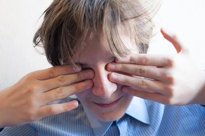 سبب خطير لظهور "الذباب" أمام العينين