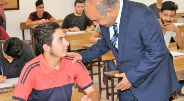 محافظة يتفقد قاعات التوجيهي للاطمئنان على سير الامتحان