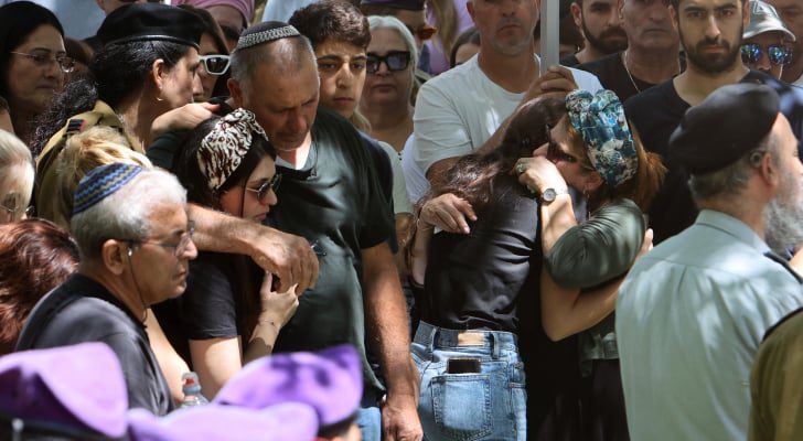 مستوطنون يشيعون جندي من الاحتلال قتله فلسطيني