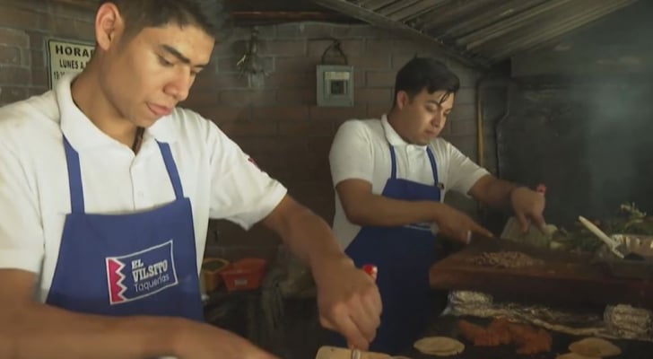 مطعم داخل ورشة تصليح سيارات.. يجتذب السياح في المكسيك فيديو