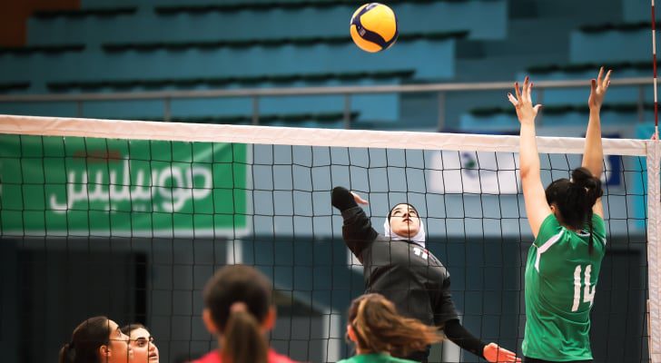 منتخب كرة الطائرة للسيدات يخسر أمام الجزائر في نصف نهائي الدورة العربية