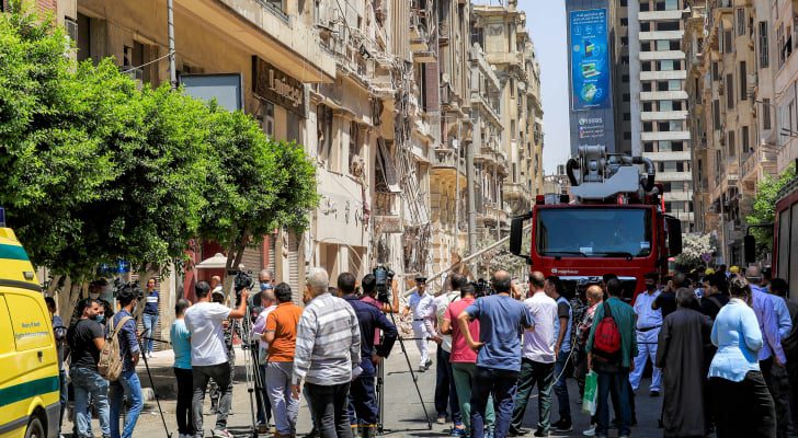 وفاتان و٣ إصابات بانهيار أجزاء من عقار قديم في الإسكندرية