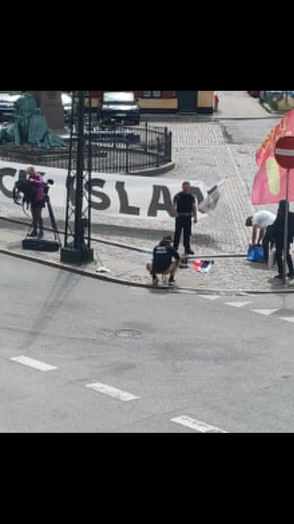 صورة حول : شاهد.. متطرفون في الدنمارك يحرقون نسخة من القرآن أمام سفارة العراق شاهد.. متطرفون في الدنمارك يحرقون نسخة من القرآن أمام سفارة العراق