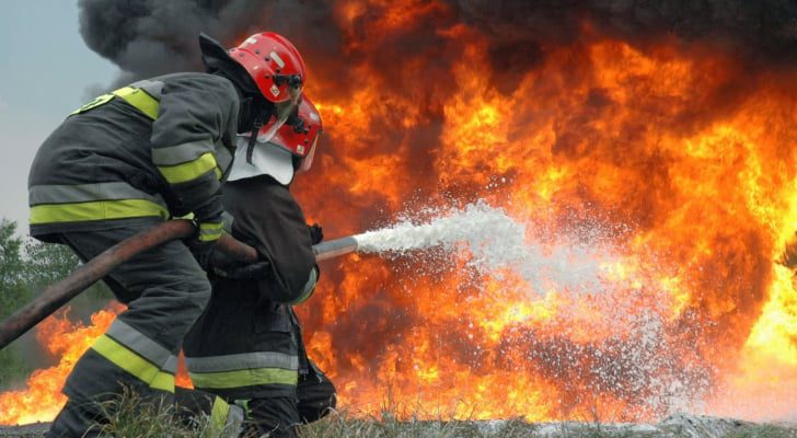 شاهدوا بالصور كيف تعامل النشامى مع حريق مصنع اسفنج الزهور