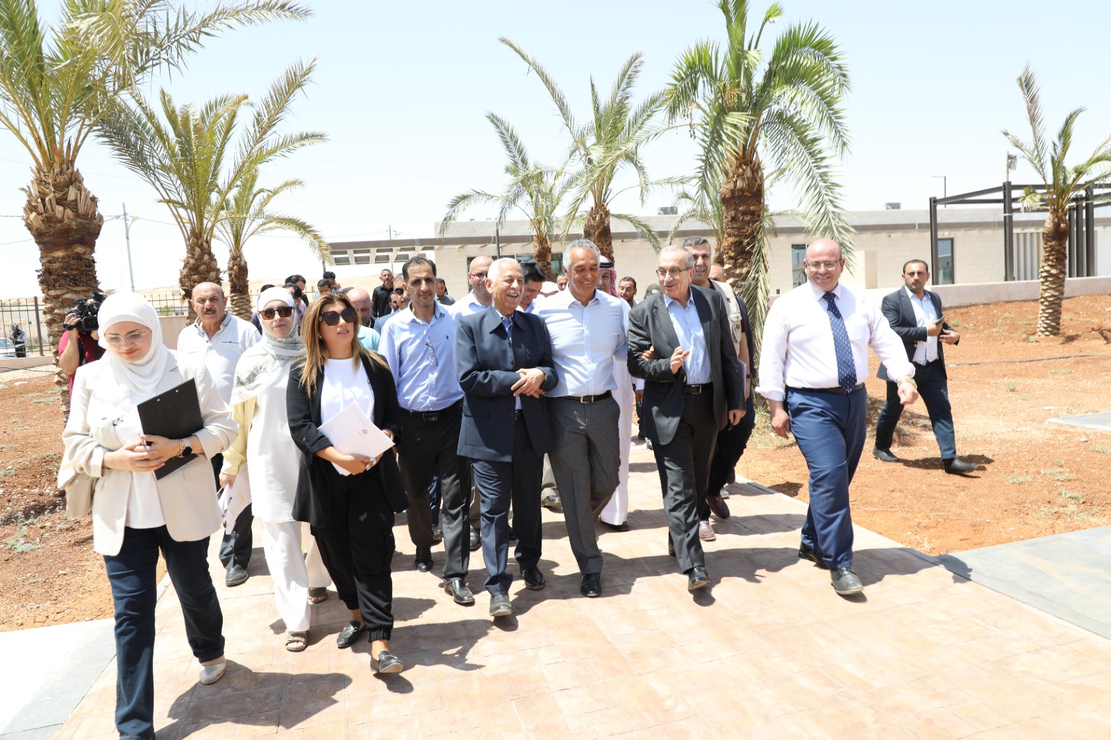 صورة حول : العيسوي يفتتح ويتفقد مشاريع مبادرات ملكية في معان العيسوي يفتتح ويتفقد مشاريع مبادرات ملكية في معان