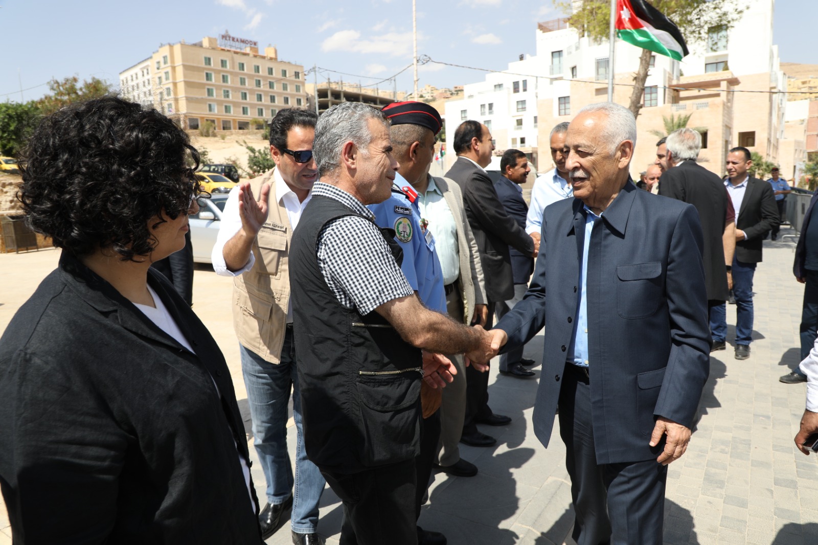 صورة حول : العيسوي يفتتح ويتفقد مشاريع مبادرات ملكية في معان العيسوي يفتتح ويتفقد مشاريع مبادرات ملكية في معان