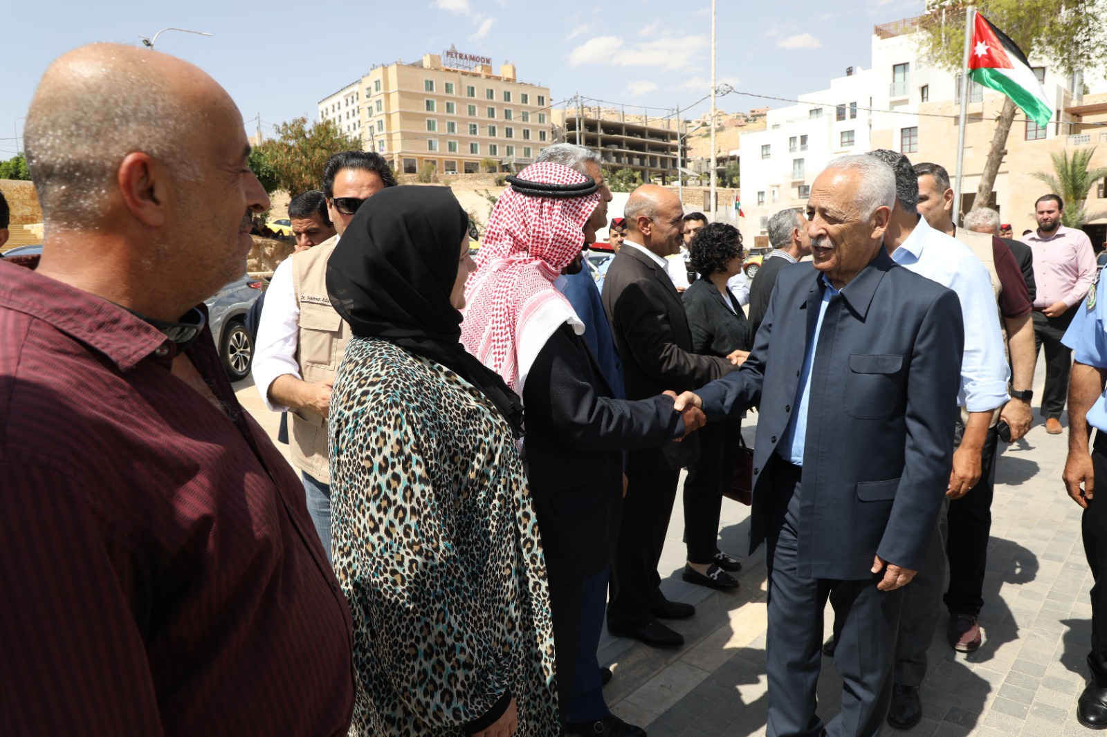 صورة حول : العيسوي يفتتح ويتفقد مشاريع مبادرات ملكية في معان العيسوي يفتتح ويتفقد مشاريع مبادرات ملكية في معان