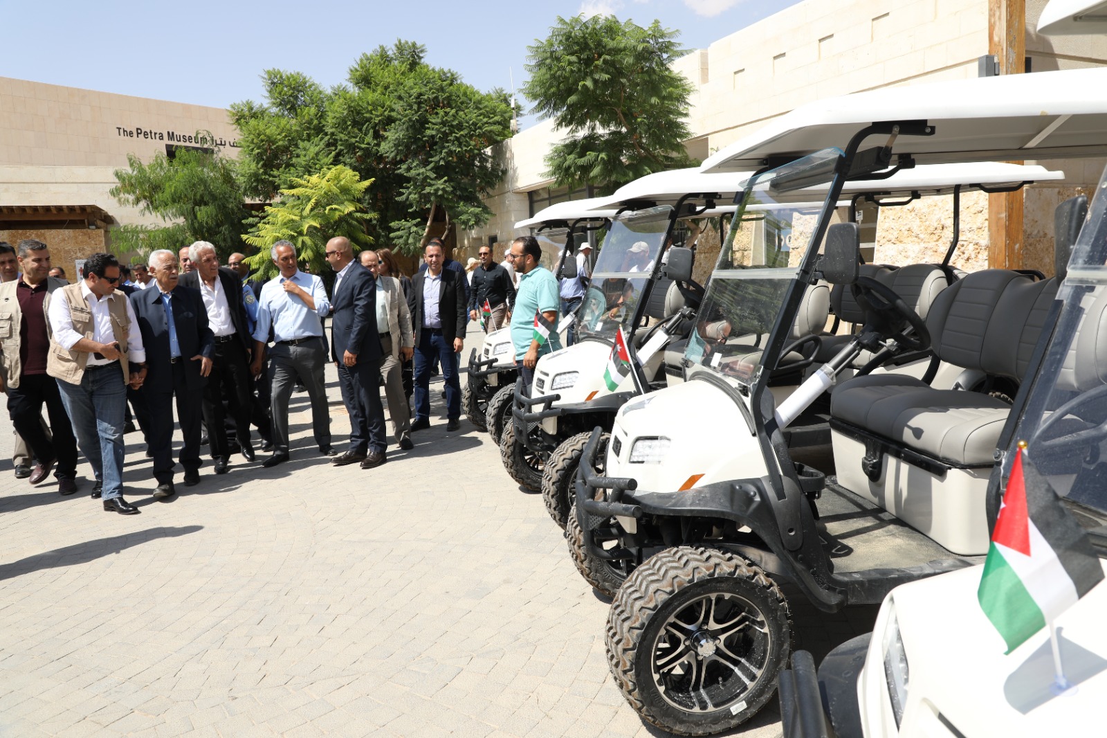 صورة حول : العيسوي يفتتح ويتفقد مشاريع مبادرات ملكية في معان العيسوي يفتتح ويتفقد مشاريع مبادرات ملكية في معان