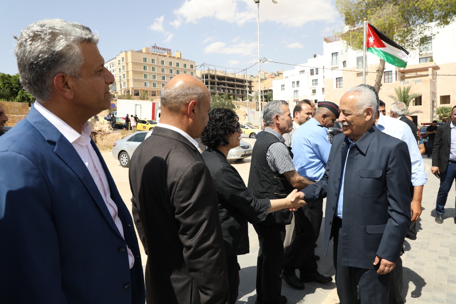 صورة حول : العيسوي يفتتح ويتفقد مشاريع مبادرات ملكية في معان العيسوي يفتتح ويتفقد مشاريع مبادرات ملكية في معان