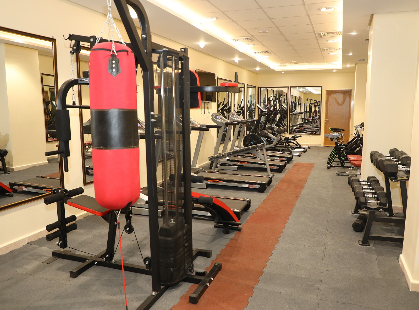 العيسوي يفتتح حديقة الهية ونادي المتقاعدين العسكريين في الكرك