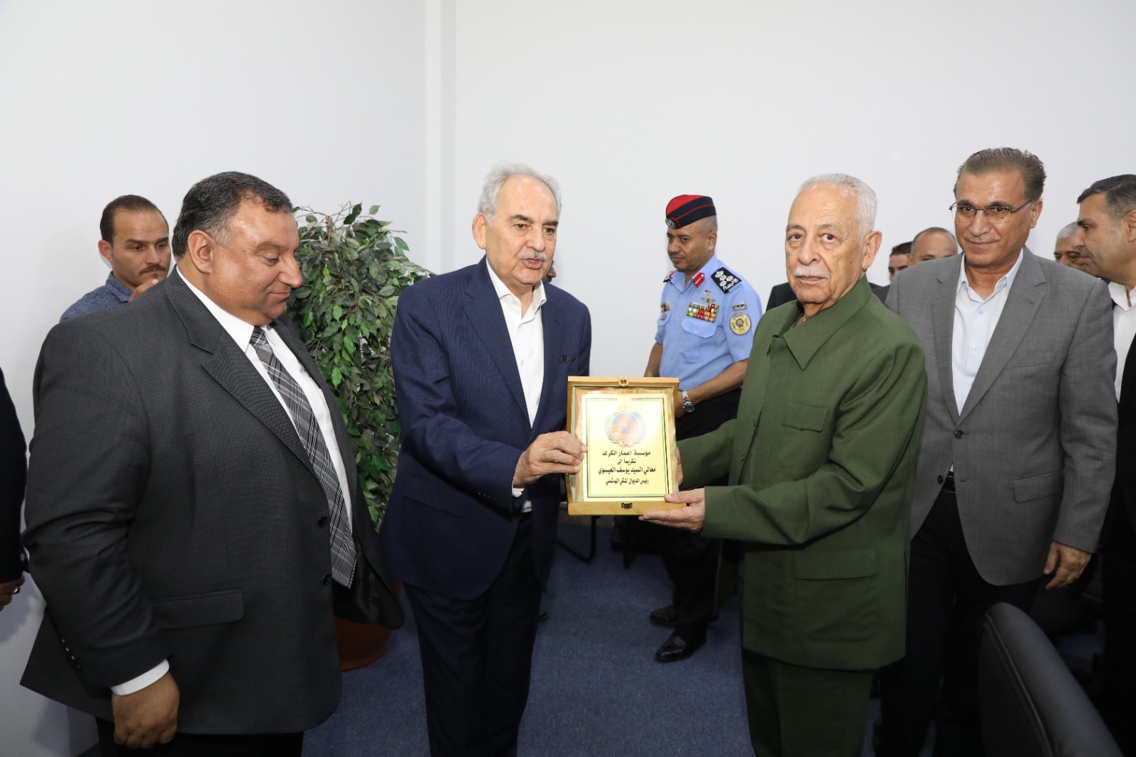 العيسوي يفتتح حديقة الهية ونادي المتقاعدين العسكريين في الكرك