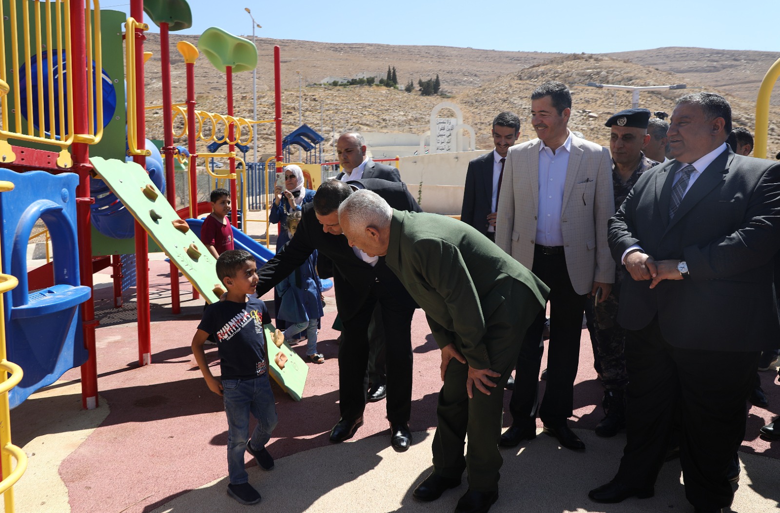 العيسوي يفتتح حديقة الهية ونادي المتقاعدين العسكريين في الكرك