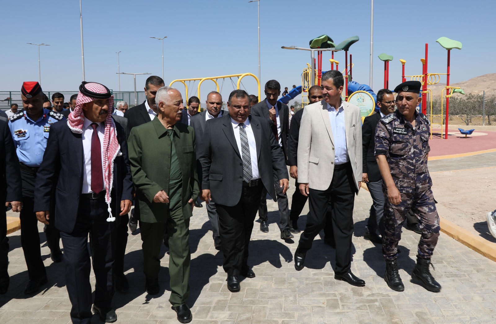 العيسوي يفتتح حديقة الهية ونادي المتقاعدين العسكريين في الكرك