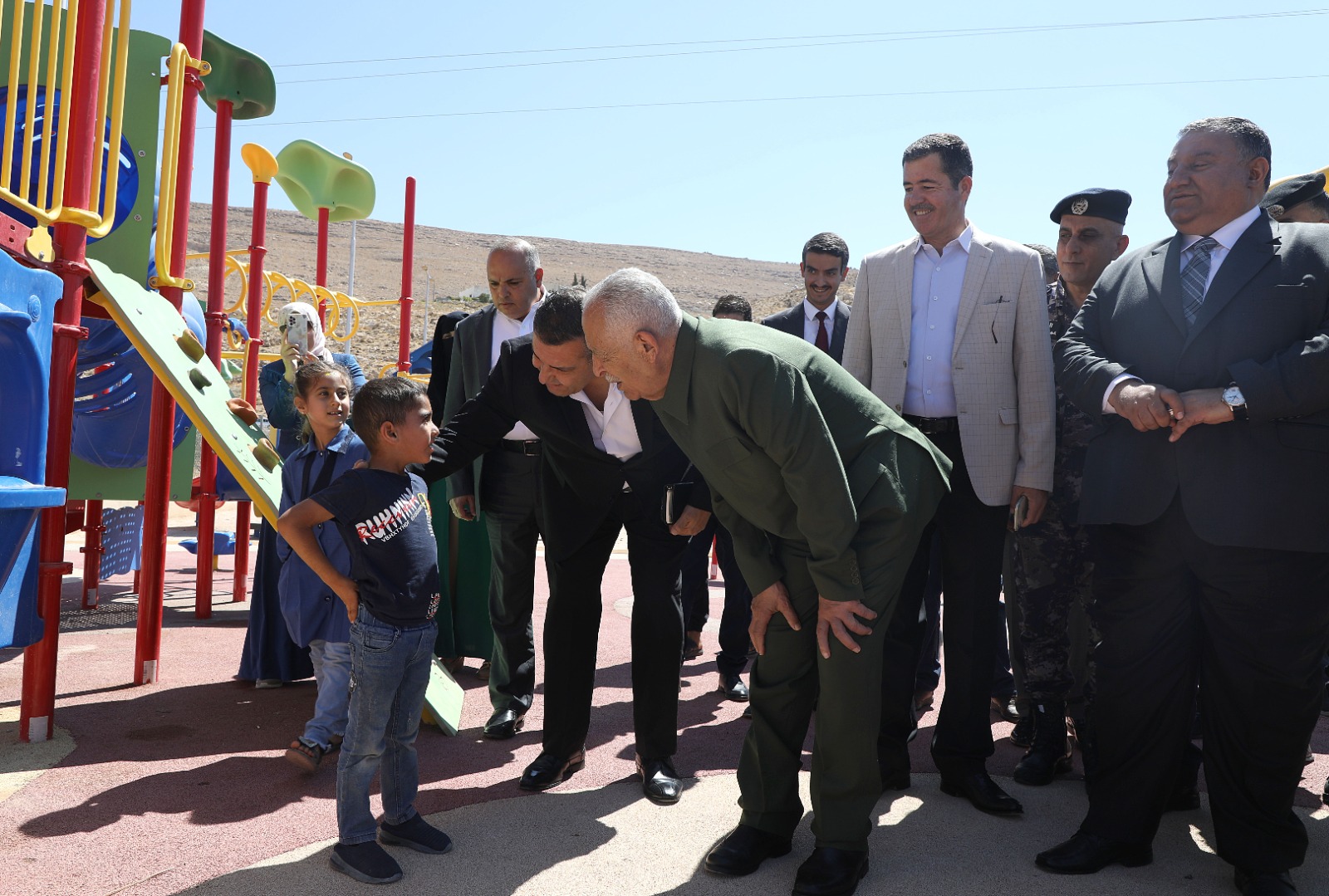 العيسوي يفتتح حديقة الهية ونادي المتقاعدين العسكريين في الكرك