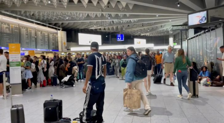 المانيا : الغاء 90 رحلة جوية جراء العاصفة في مطار فرانكفورت