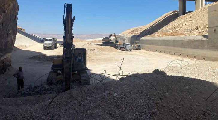 صورة حول : إعادة فتح الطريق في منطقة الرامة على طريق البحر الميت إعادة فتح الطريق في منطقة الرامة على طريق البحر الميت