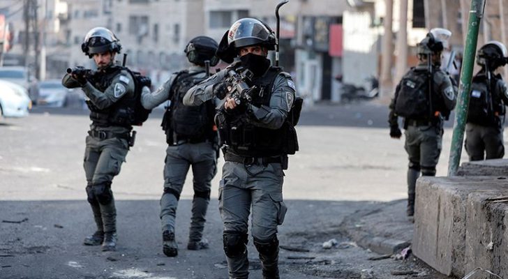 صورة حول : الاحتلال يغلق مداخل بلدة دورا في الخليل الاحتلال يغلق مداخل بلدة دورا في الخليل