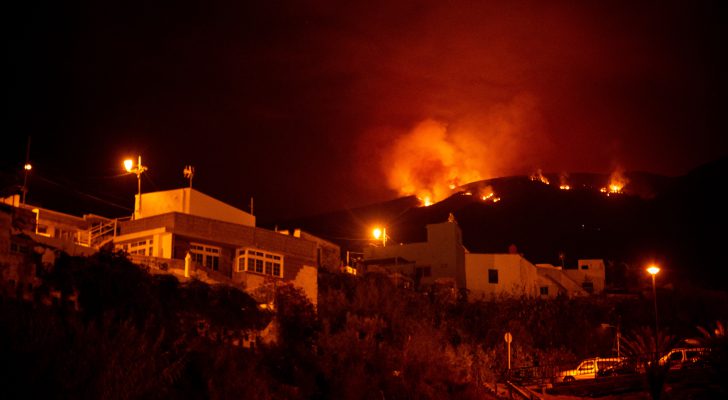 صورة حول : بالفيديو.. الحريق يمتد في جزر الكناري وإجلاء نحو ٢٦ ألف شخص بالفيديو.. الحريق يمتد في جزر الكناري وإجلاء نحو ٢٦ ألف شخص