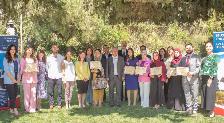 السفيرة البريطانية في عمان تودع مجموعة جديدة من المبتعثين في بعثة تشيفننغ للعام الدراسي ٢٠٢٣-٢٠٢٤