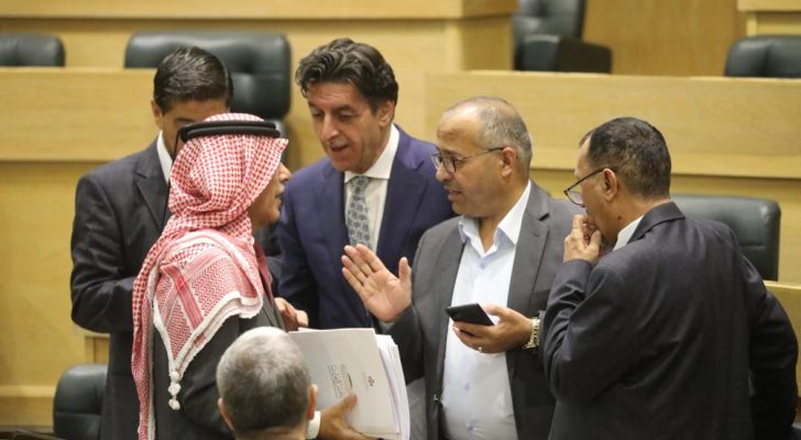 النواب يقر مشروع قانون معدل لقانون الملكية العقارية ويختتم الدورة الاستثنائية