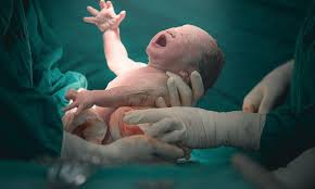 انخفاض المواليد في انجلترا ٢٠ ألف عن العام الماضي