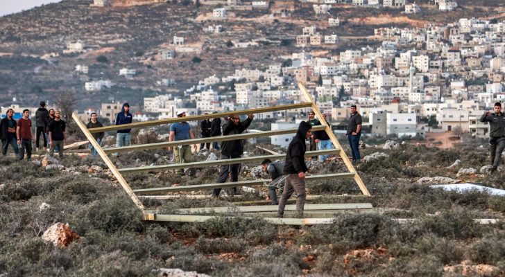 صورة حول : جيش الاحتلال يزيل بؤرة استيطانية شرق رام الله جيش الاحتلال يزيل بؤرة استيطانية شرق رام الله