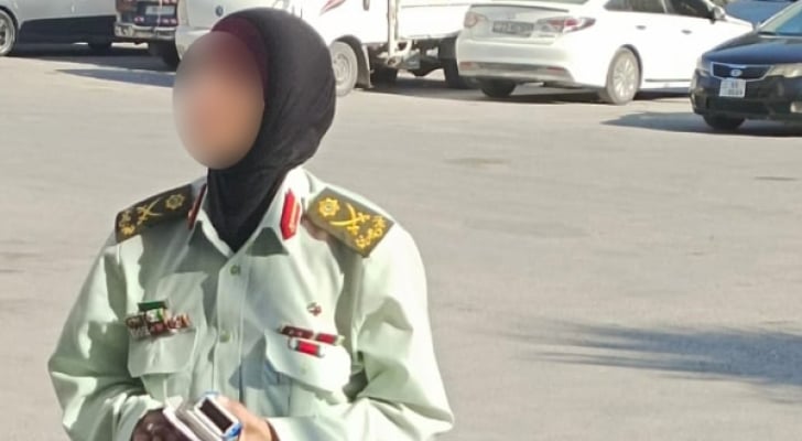 اربد : ضبط خمسينية بلباس لواء بالجيش العربي تفحط بمركبتها