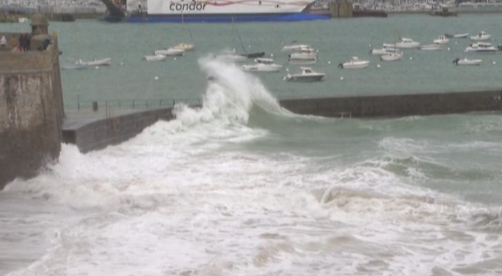 عاصفة قوية تضرب بلدة فرنسية